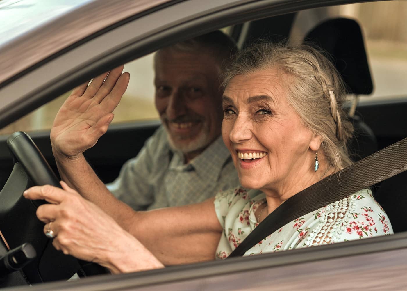 couple âgé vacances voiture