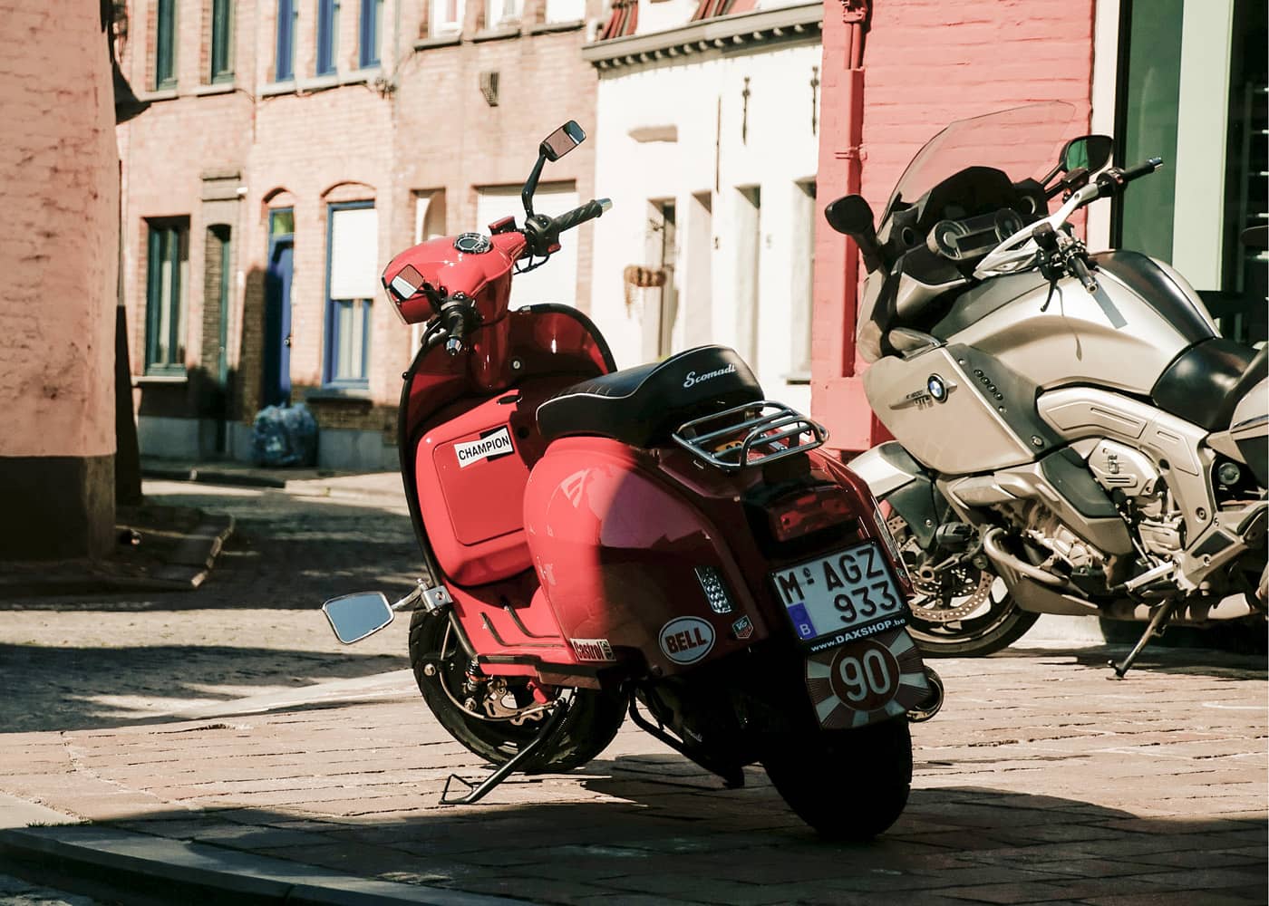 motorfiets geparkeerd op de stoep