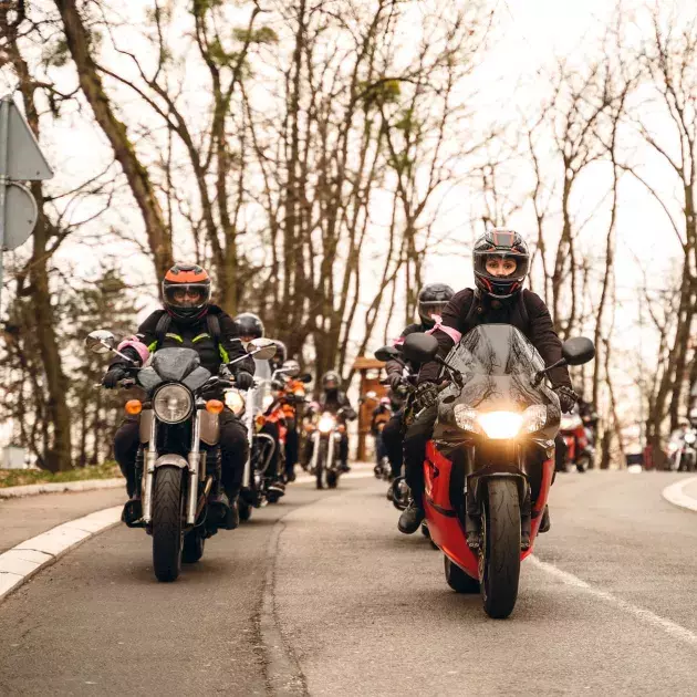 Bande de motards en groupe sur la route