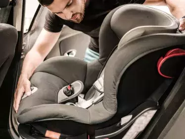 installer siège auto bébé voiture